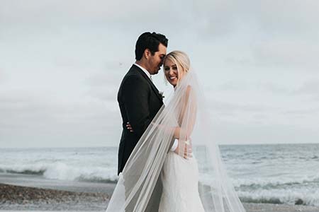 Verliebtes Hochzeitspaar am Strand